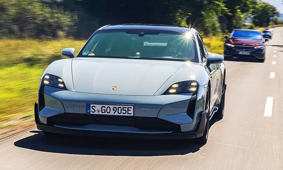 Der Porsche Taycan Turbo GT auf der Landstraße, von schräg vorne fotografiert.