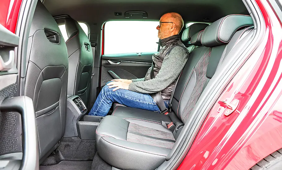 Blick auf die Fondsitze im Innenraum des Skoda Octavia RS Combi.