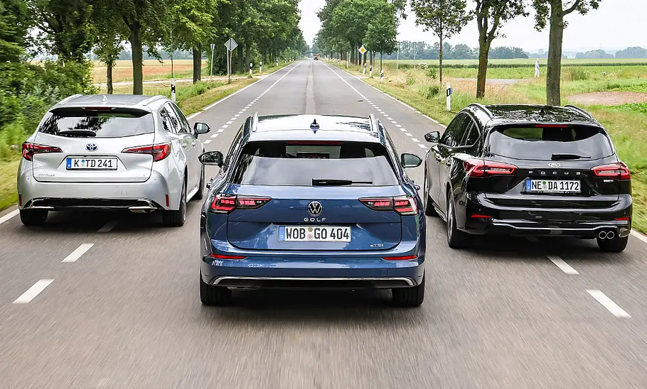 Toyota Corolla Touring Sports/VW Golf Variant/Ford Focus Turnier Toyota Corolla Touring Sports/VW Golf Variant/Ford Focus Turnier; fahrend von hinten