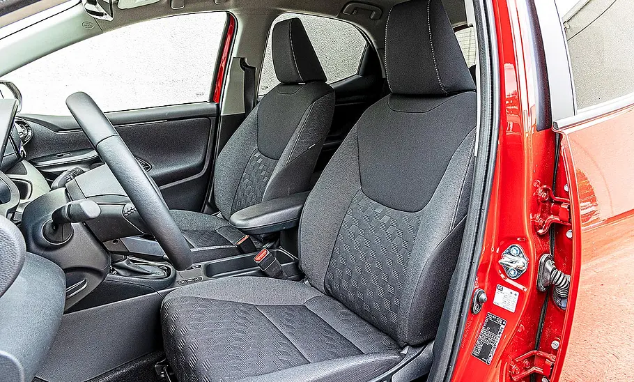 Blick auf die Vordersitze im Innenraum des Toyota Yaris.