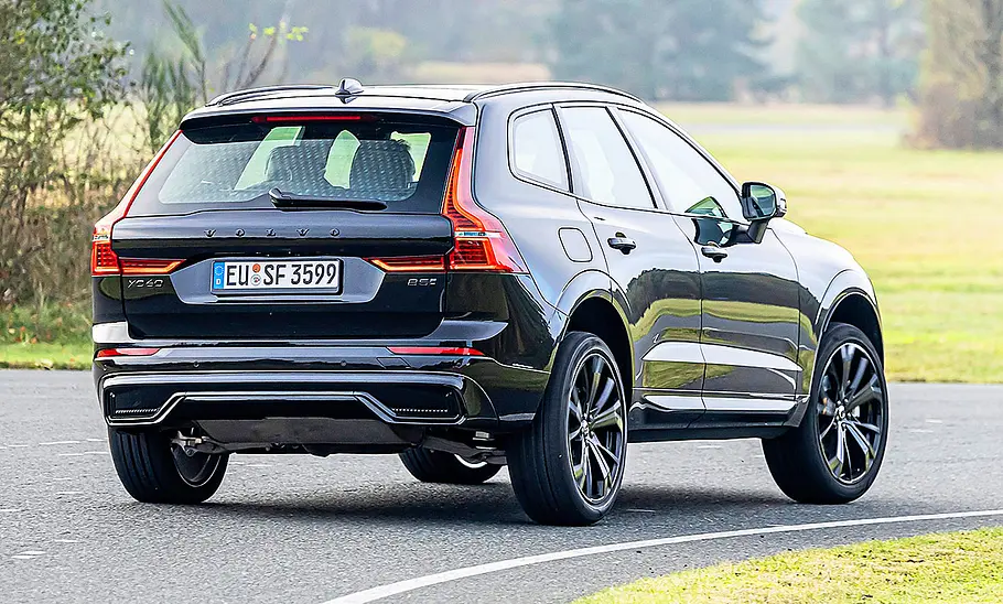 Blick von schräg hinten auf den fahrenden Volvo XC60.