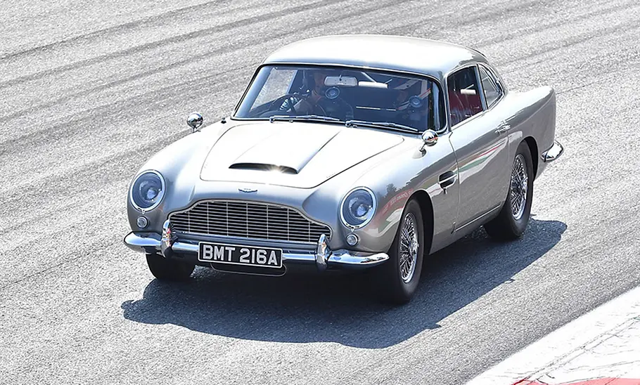 Der Aston Martin DB5 auf der Rennstrecke mit dem Ex-Formel-1-Rennfahrer Nico Hülkenberg (2021).