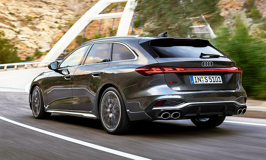 Audi S5 Sportback (2024); Außenansicht; fahrend; Kombi; Heckansicht