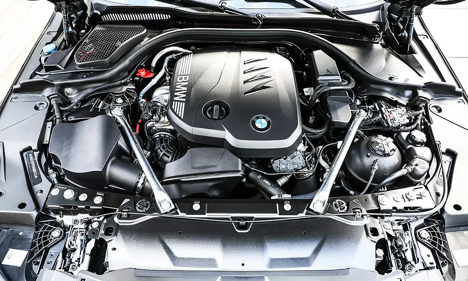 BMW 5er Touring; Motor; Motorraum; geöffnete Motorhaube
