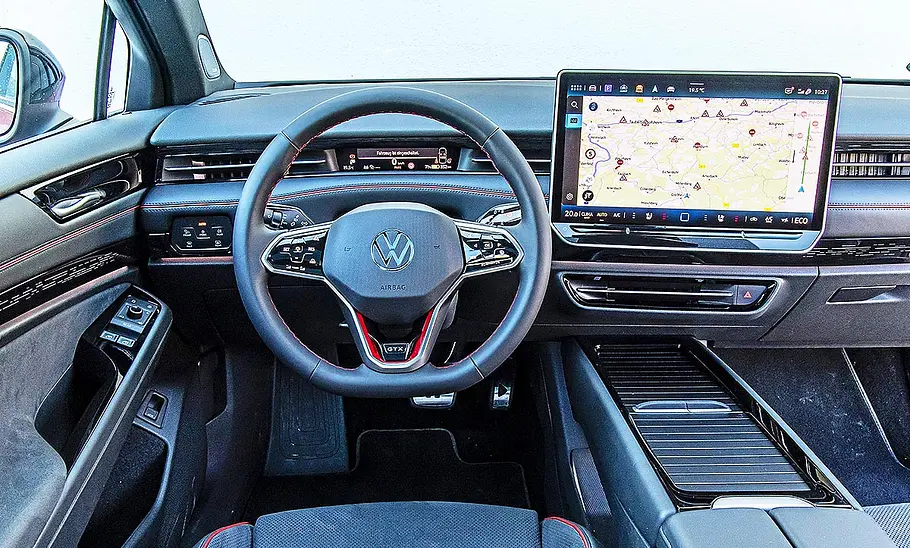 Blick auf die Armaturen im Innenraum des VW ID.7 GTX.