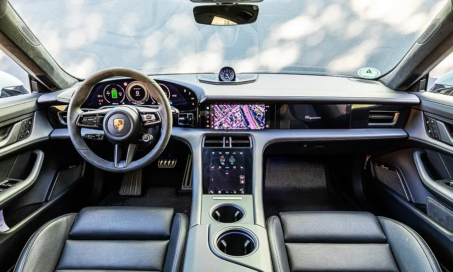 Das Cockpit des Porsche Taycan Turbo GT.