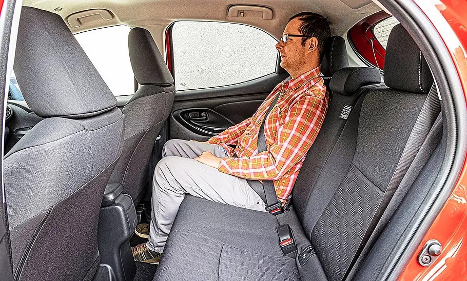 Blick auf die Fondsitze im Innenraum des Toyota Yaris.