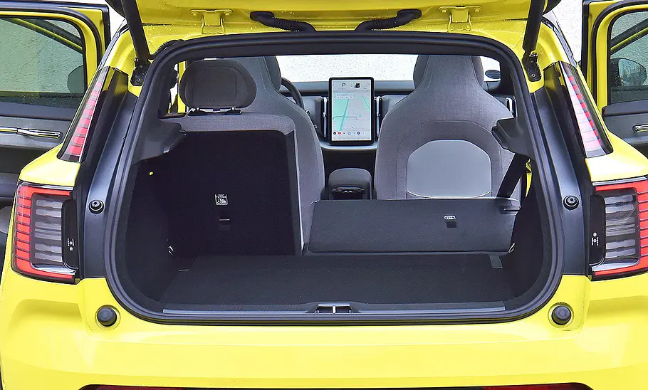 Blick in den Kofferraum des Volvo EX30.