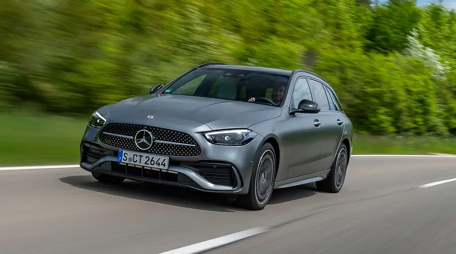 Mercedes C-Klasse T-Modell Das Mercedes C-Klasse T-Modell fahrend von schräg vorne.