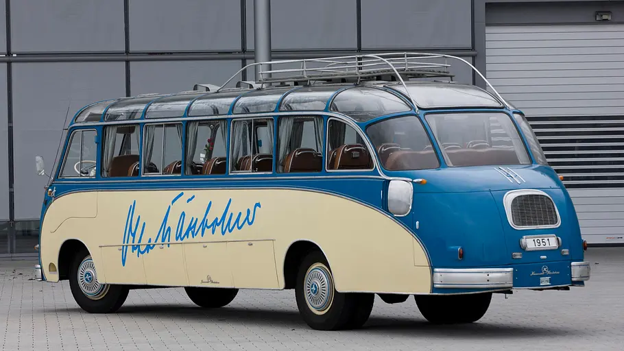 Kässbohrer Setra S8 Kässbohrer Setra S8 statisch von schräg hinten fotografiert.