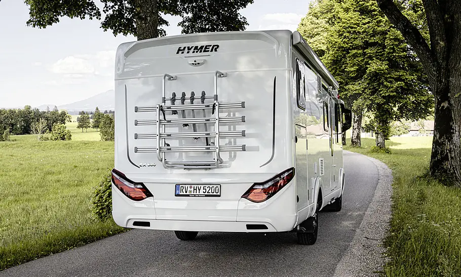 Hymer Exsis-i 474 (2024) Das Bild zeigt den Hymer Exsis-i 474 (2024) fahrend von schräg hinten rechts fotografiert.