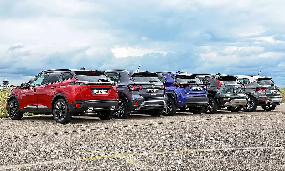 Peugeot 2008/VW T-Cross/Toyota Yaris Cross/Kia Niro/Seat Arona Blik von schräg hinten auf die City-SUV Peugeot 2008, VW T-Cross, Toyota Yaris Cross, Kia Niro und Seat Arona.