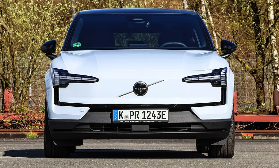 Volvo EX30; Außenansicht; stehend; Elektro-SUV; Frontalsicht