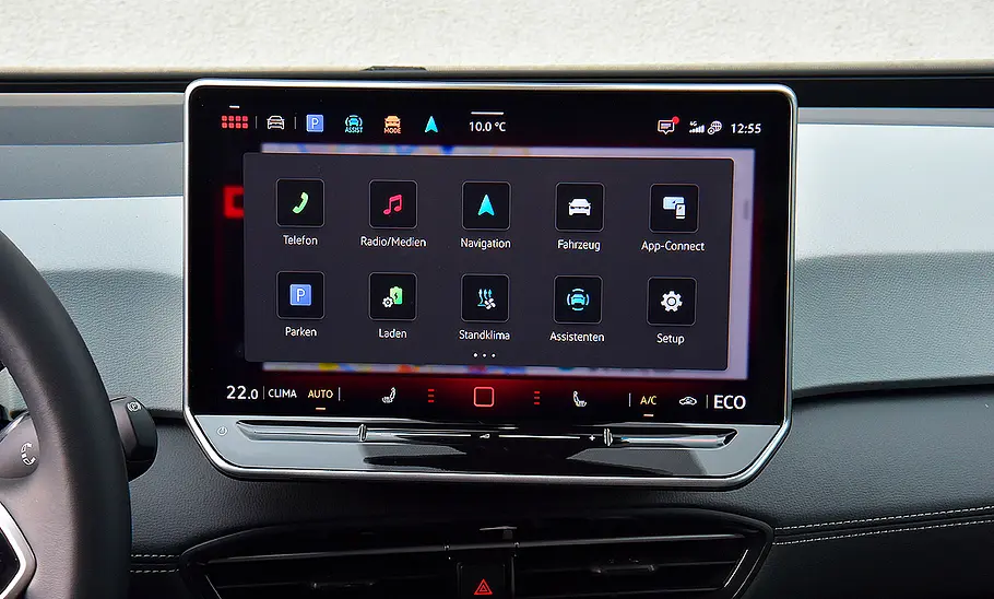 Blick auf den Zentraldisplay im Innenraum des VW ID.3.
