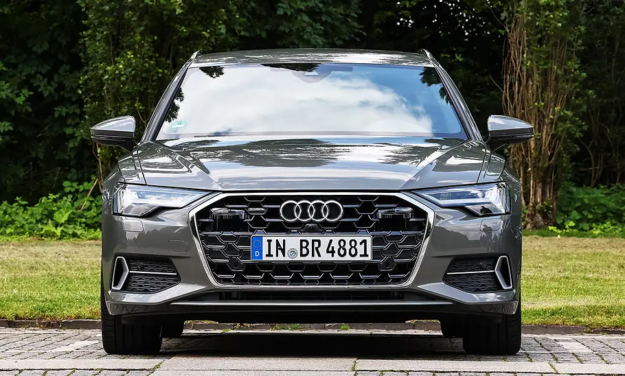 Audi A6 Avant; Kombi; stehendes Auto; Außenansicht; Frontalsicht