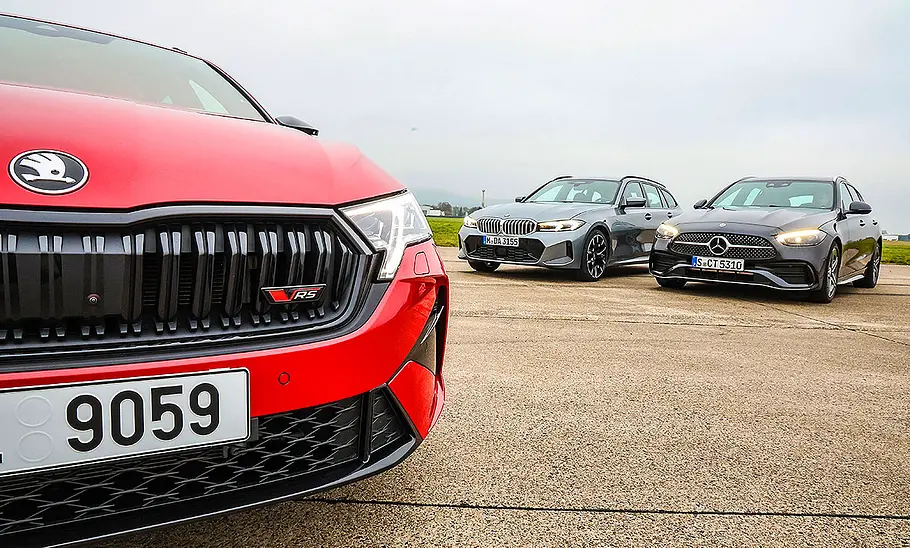 Der Skoda Octavia RS Combi im Vordergunr, dahinter der BMW 330i Touring und das Mercedes C300 T-Modell.