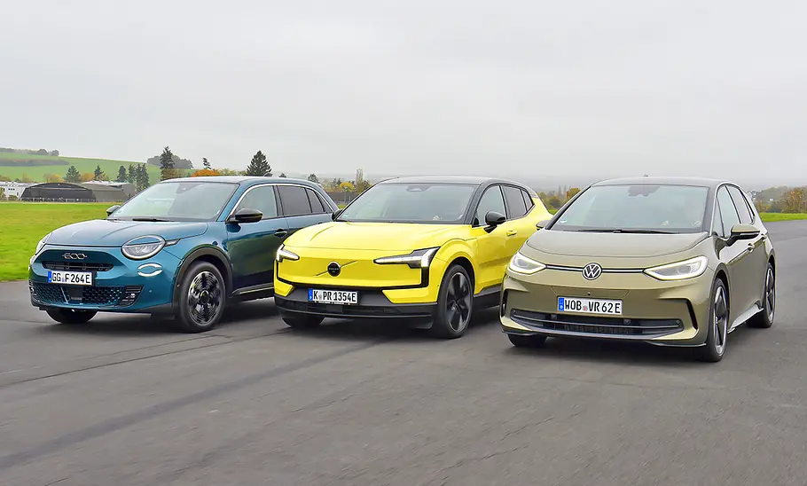 Gruppenbild der fahrenden Elektroautos Fiat 600e, Volvo EX30 & VW ID.3, die auf die Kamera zufahren.