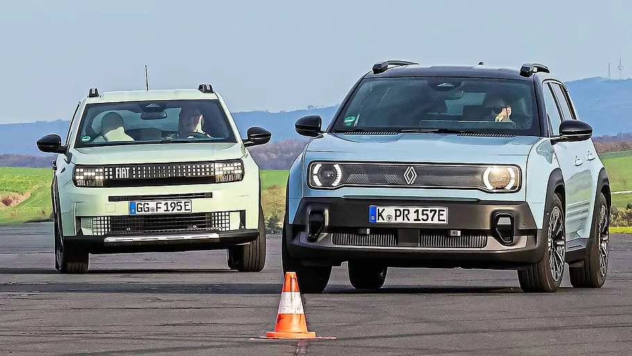 Blick von vorne auf die beiden E-Kleinwagen Fiat Grande Panda und Renault 4, die einen Slalom-Parcours absolvieren.