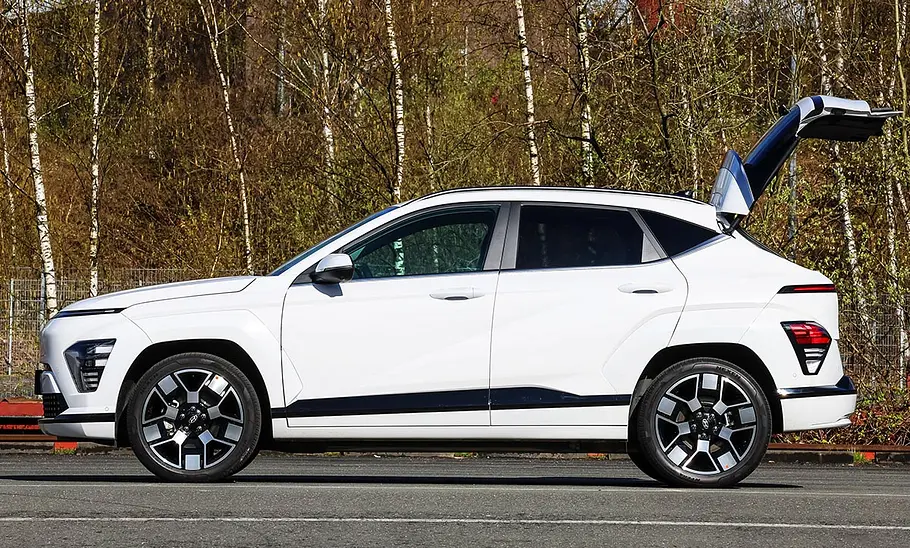 Hyundai Kona Elektro; Außenansicht; stehend; Elektro-SUV; Profilansicht; geöffnete Heckklappe