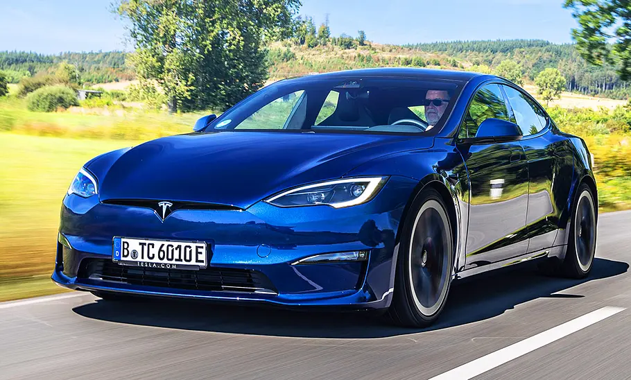Das Tesla Model S Plaid auf der Landstraße, von schräg vorne fotografiert.
