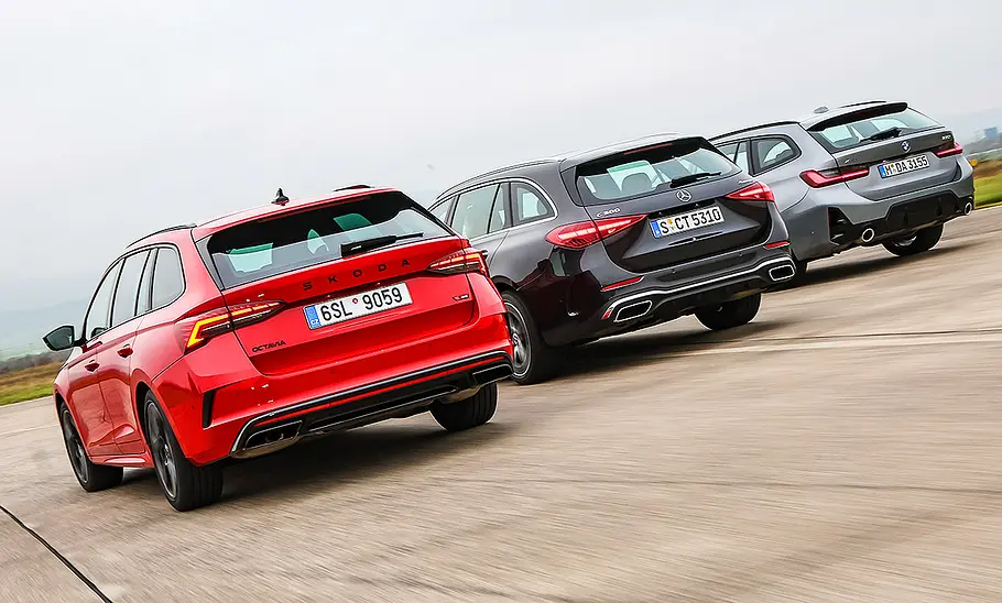 Der Skoda Octavia RS Combi, das Mercedes C300 T-Modell und der BMW 330i Touring fahrend von hinten.