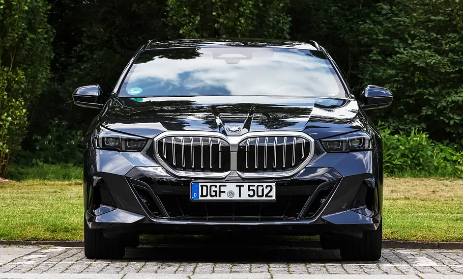 BMW 5er Touring; Kombi; stehendes Auto; Außenansicht; Frontalsicht