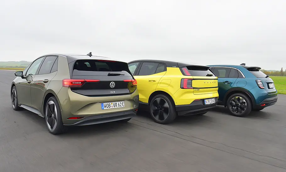 Gruppenbild der fahrenden Elektroautos VW ID.3, Volvo EX30 & Fiat 600e. Blick von schräg hinten.