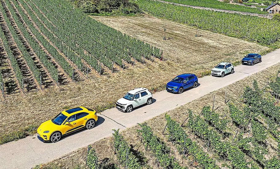 Porsche Macan Turbo, Hyundai Inster, Skoda Elroq RS, Fiat Grande Panda und Cupra Tavascan VZ hintereinander.