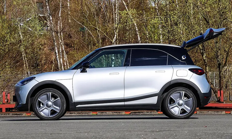 Smart #1; Außenansicht; stehend; Elektro-SUV; Profilansicht; geöffnete Heckklappe
