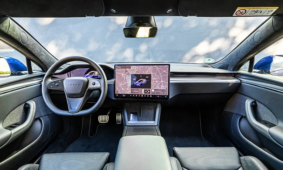 Das Cockpit des Tesla Model S Plaid.