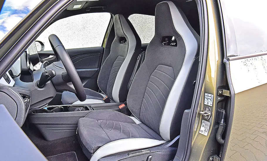 Blick auf die Vordersitze im Innenraum des VW ID.3.