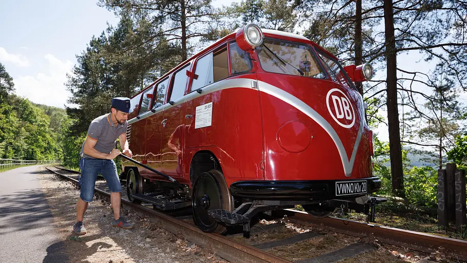 VW T1 Draisine (1954) statisch von schräg vorne fotografiert. 