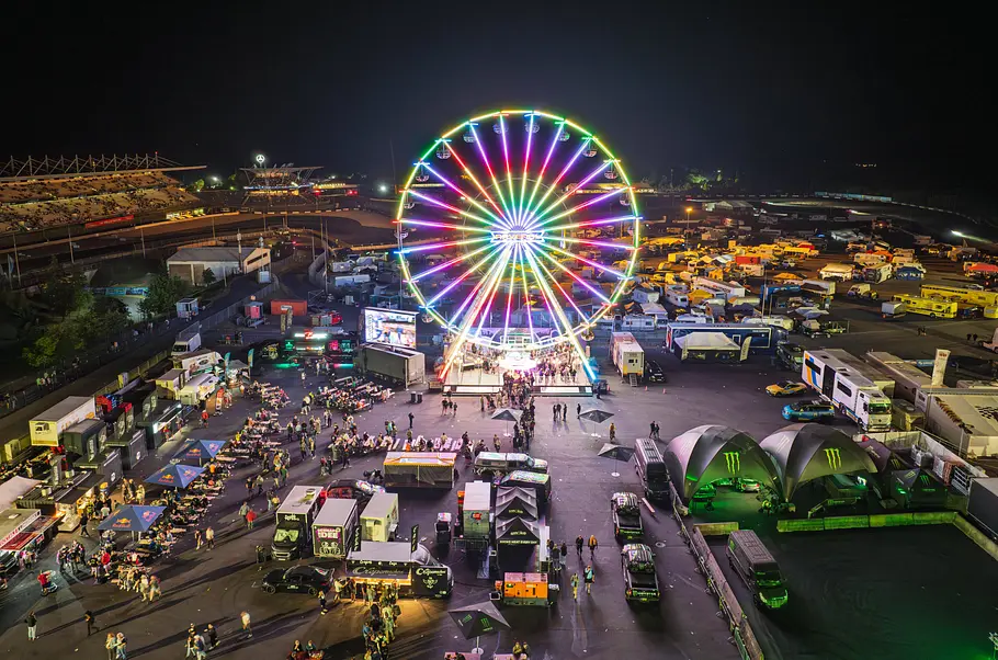 Blick auf das Riesenrad im Fahrerlager des 24h-rennens am Nürburgring bei Nacht.