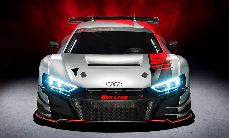 Blick von vorne auf den Audi R8 LMS GT3.