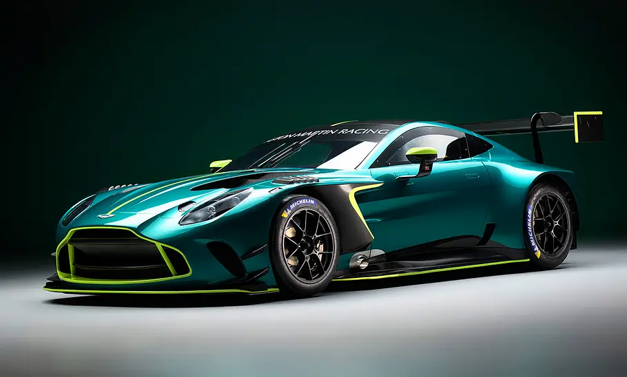 Blick von schräg vorne auf den Aston Martin Vantage GT3.