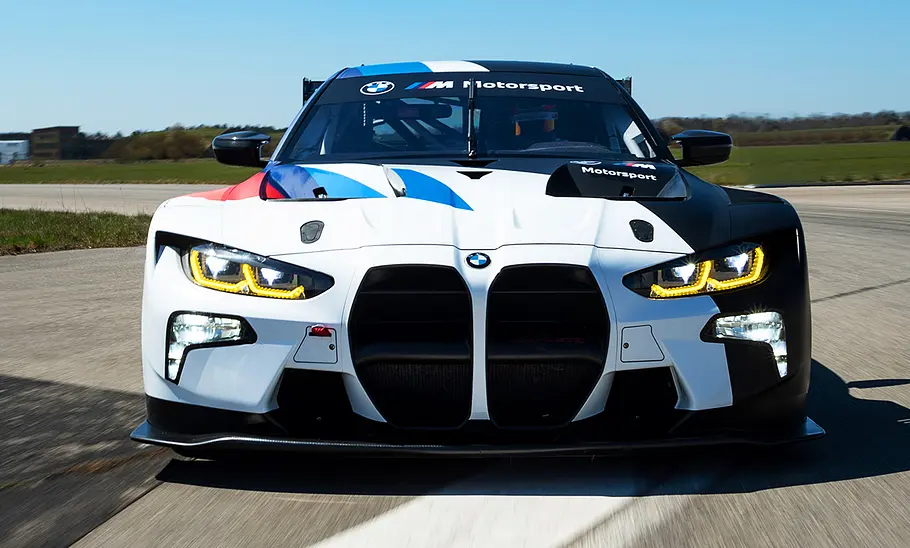 Blick von vorne auf den BMW M4 GT3.
