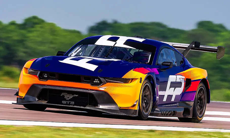 Blick von schräg vorne auf den fahrenden Ford Mustang GT3.