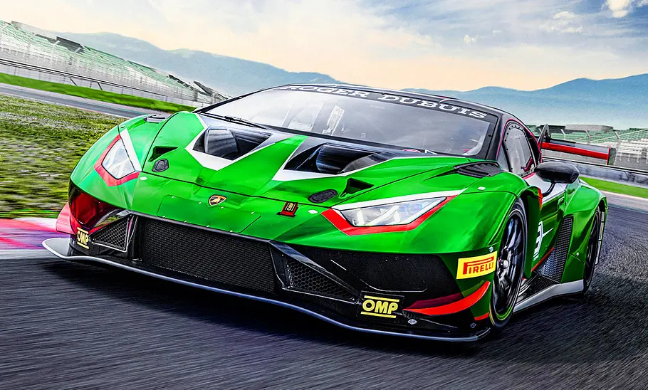 Blick von schräg vorne auf den fahrenden Lamborghini Huracán GT3.