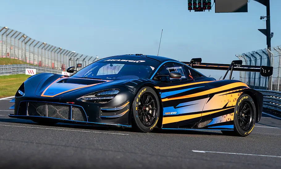 Blick von schräg vorne auf den McLaren 720 S GT3.