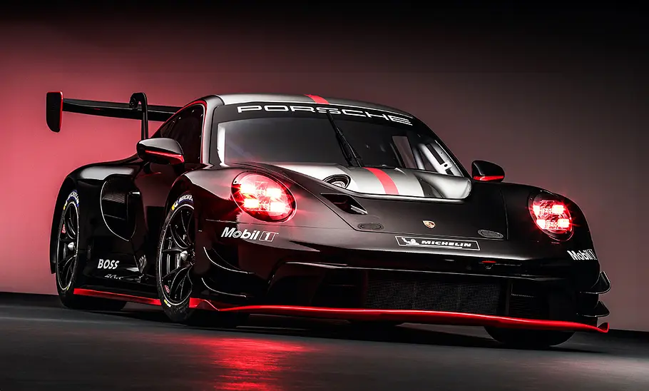 Blick von schräg vorne auf den Porsche 911 GT3 R (992).