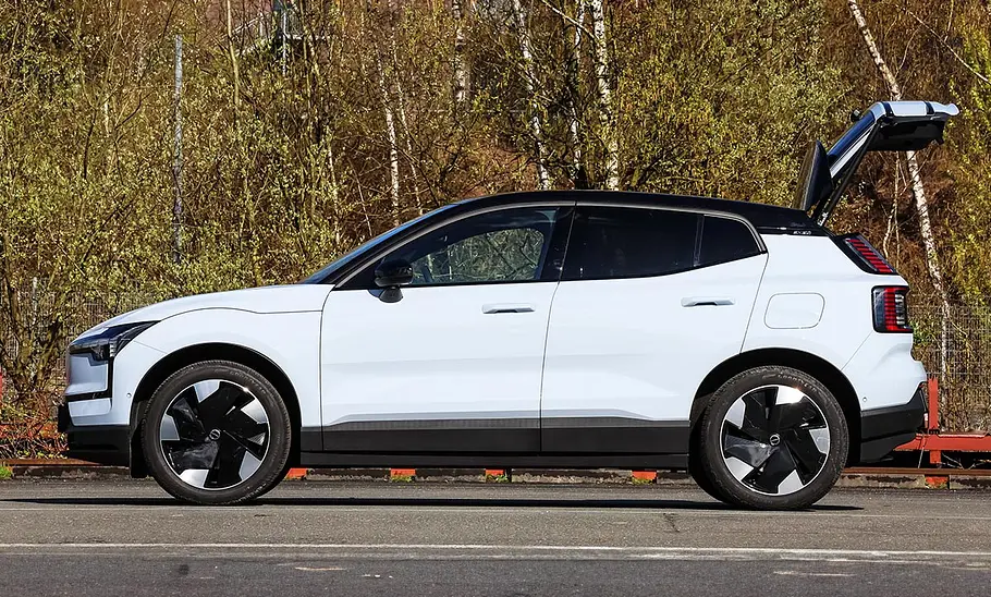 Volvo EX30; Außenansicht; stehend; Elektro-SUV; Profilansicht; geöffnete Heckklappe