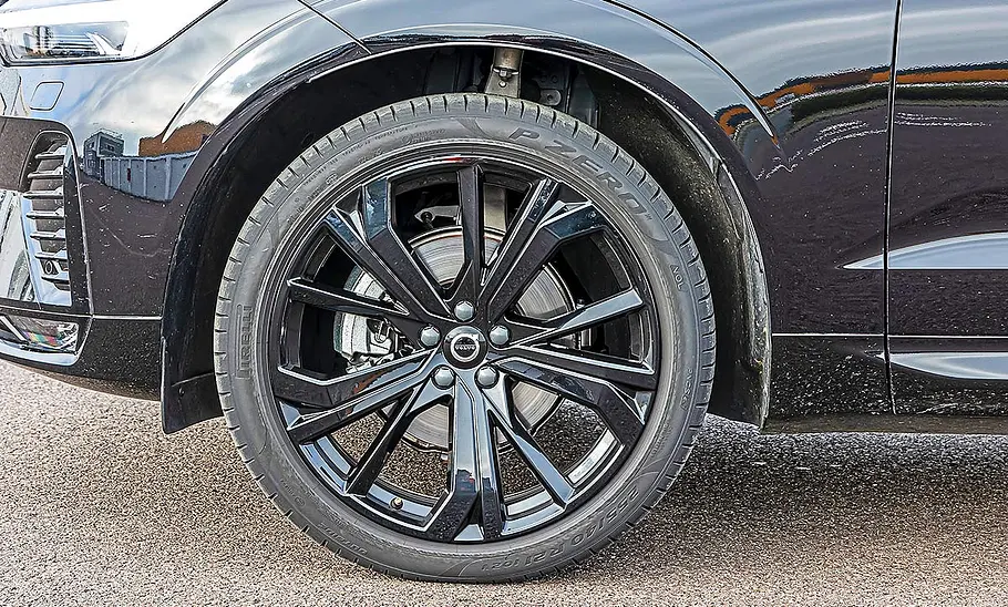 Volvo XC60 Blick auf das Vorderrad vom Volvo XC60.