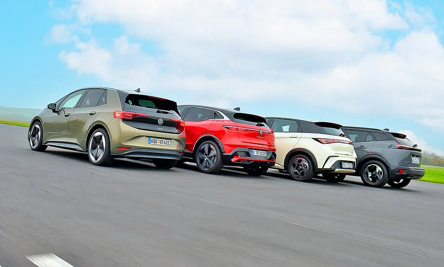 Blick von schräg vorne auf VW ID.3, Renault Megane, BYD Dolphin und Peugeot E-2008, die in einer Gruppe fahren.