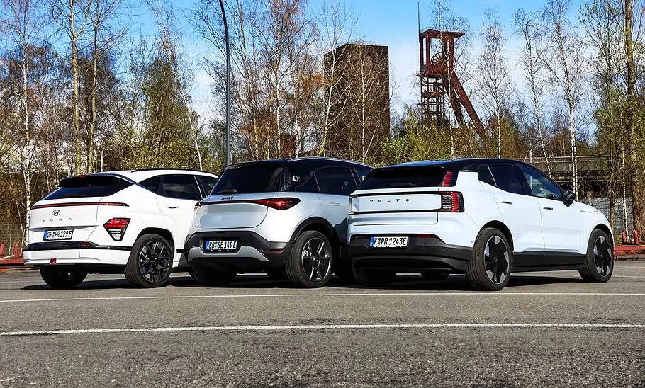 Hyundai Kona Elektro/Smart #1/Volvo EX30; Außenansicht; stehend; Elektro-SUV; Gruppenbild; Heckansicht