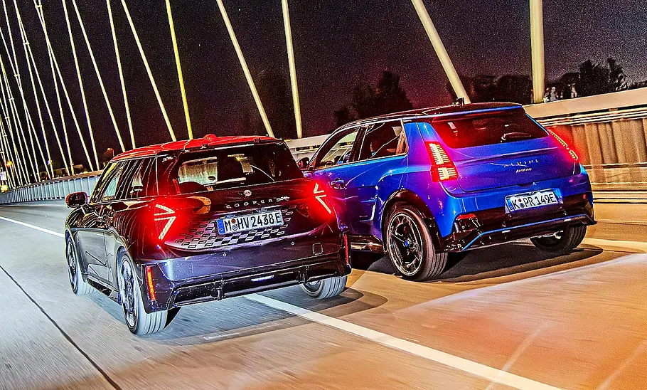 Der Mini Cooper JCW e und Alpine A290 GT fahrend nebeneinander.