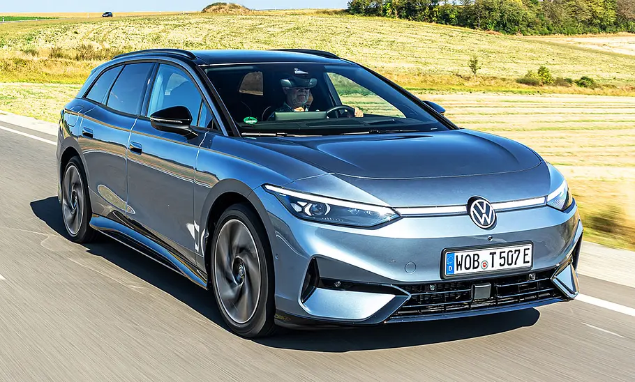 Das VW ID.7 Pro Tourer auf der Landstraße, von schräg vorne fotografiert.