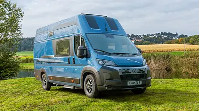 Der La Strada Avanti F Edition 40 von schräg vorne links auf einer Wiese vor einem Teich geparkt. - Foto: La Strada