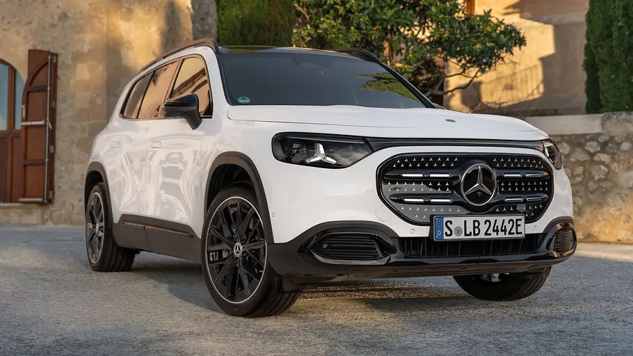 Der Mercedes GLB EQ stehend, von schräg vorne rechts.
