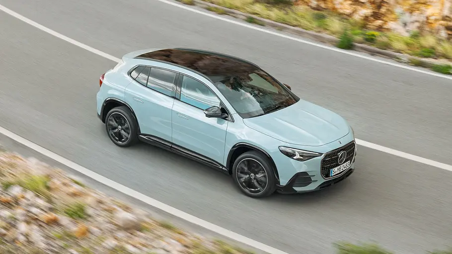Der Mercedes GLA fahrend von schräg vorne rechts auf einer kroatischen Küstenstraße aus leicht erhöhtem Blickwinkel.