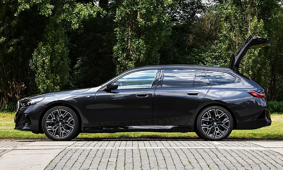 BMW 5er Touring; Kombi; stehendes Auto; Außenansicht; Profilansicht